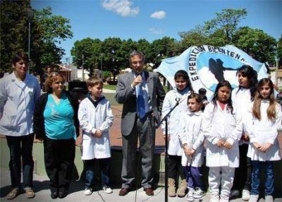 El Intendente Eseverri particip� del Acto del D�a de la Tradici�n en la Plaza L�pez Camelo 