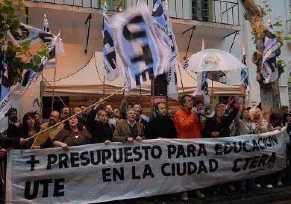 Docentes porte�os instalan carpa frente a la Legislatura