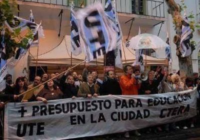 Docentes porte�os instalan carpa frente a la Legislatura