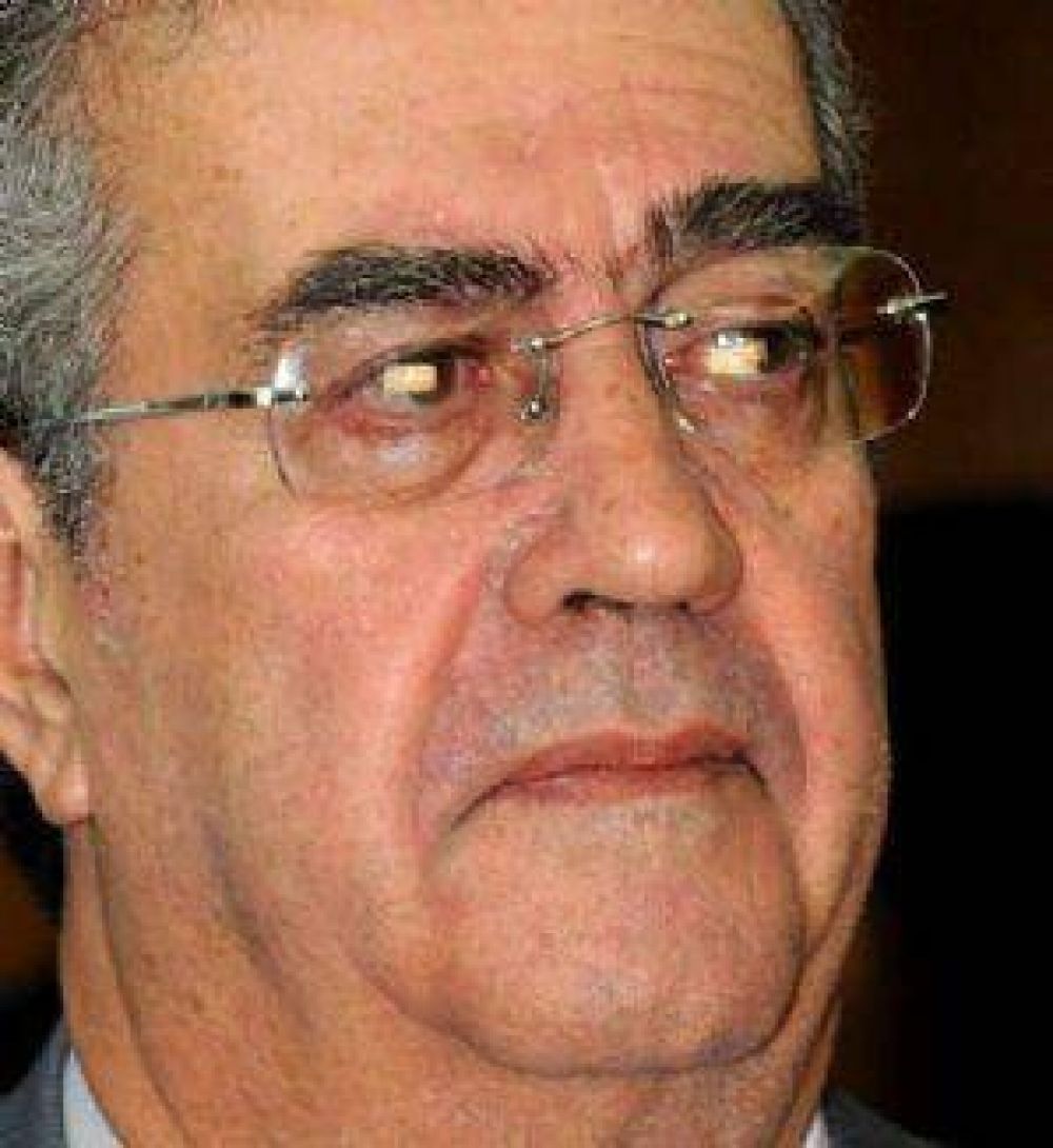 Con cr�ticas al gobierno, De Rosas presenta su defensa