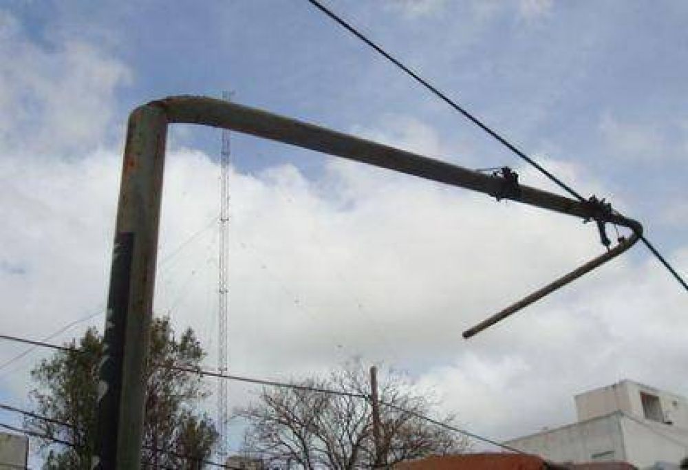 Peligro en el Puerto a consecuencia de un poste de luz que la Municipalidad no repara a pesar de los reclamos