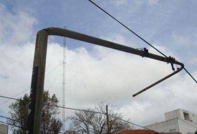 Peligro en el Puerto a consecuencia de un poste de luz que la Municipalidad no repara a pesar de los reclamos