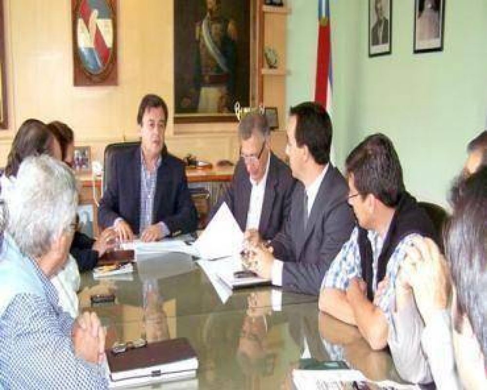 Firmaron el contrato por la nueva Terminal de colectivos