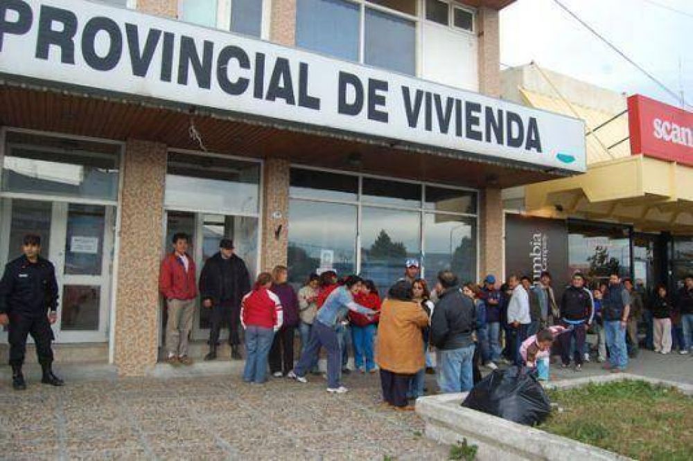 Empleados de IPV paralizaron atenci�n por demorada discusi�n salarial