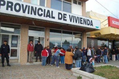 Empleados de IPV paralizaron atenci�n por demorada discusi�n salarial