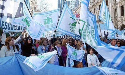 Marcha de gremios docentes bloquea la Avenida Rivadavia y genera caos en el tr�nsito