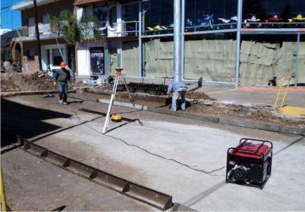 Sobre Av. Mitre y tambi�n en calle 9 de Julio  Municipio contin�a el Programa de Bacheos de Hormig�n en el casco urbano