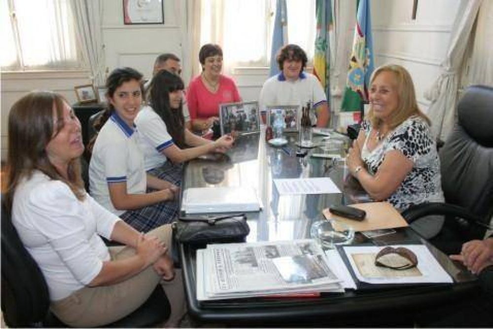 En su Despacho Municipal  La Intendente Giroldi recibi� a alumnos que participar�n de las Olimpiadas Estudiantiles en Filosof�a y Matem�ticas