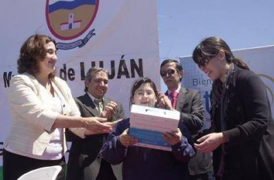 EN EL PREDIO DEL HOGAR GRANJA PADRE VARELA Se inaugur� la antena de Televisi�n Digital