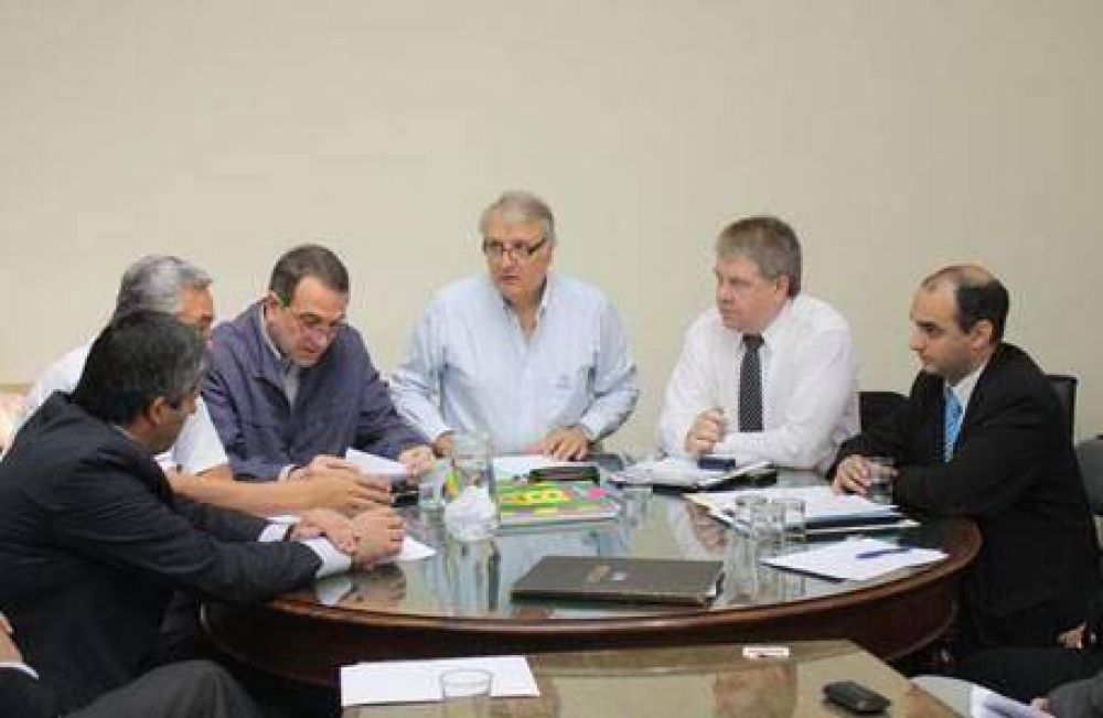 Sin el ministro, funcionarios de Hacienda trataron de salvar en comisi�n el endeudamiento de Jaque