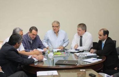 Sin el ministro, funcionarios de Hacienda trataron de salvar en comisi�n el endeudamiento de Jaque