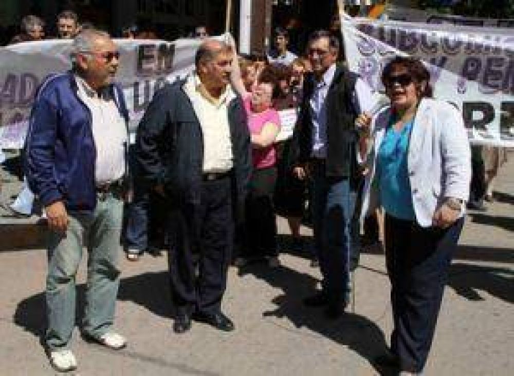 El STJ anunci� que descontar� los d�as de huelga pero los gremios ratificaron el paro 