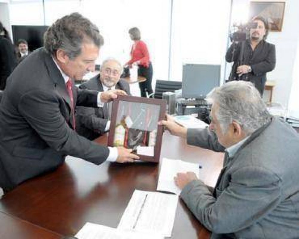En�rgicas cr�ticas de Mujica contra los argentinos
