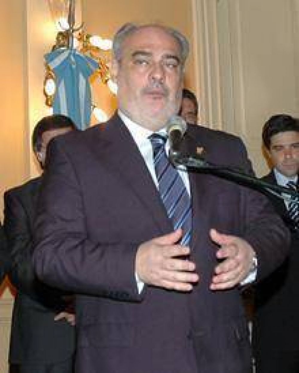 El gobernador Colombi eligi� una radio porte�a para negar todo