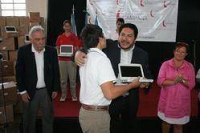 Entregan netbooks del Programa �Conectar Igualdad� a alumnos de las Escuelas Agrarias y T�cnica- La entrega fue llevada a cabo por la Intendente Giroldi. Califican el hecho como �Importante inversi�n en educaci�n�