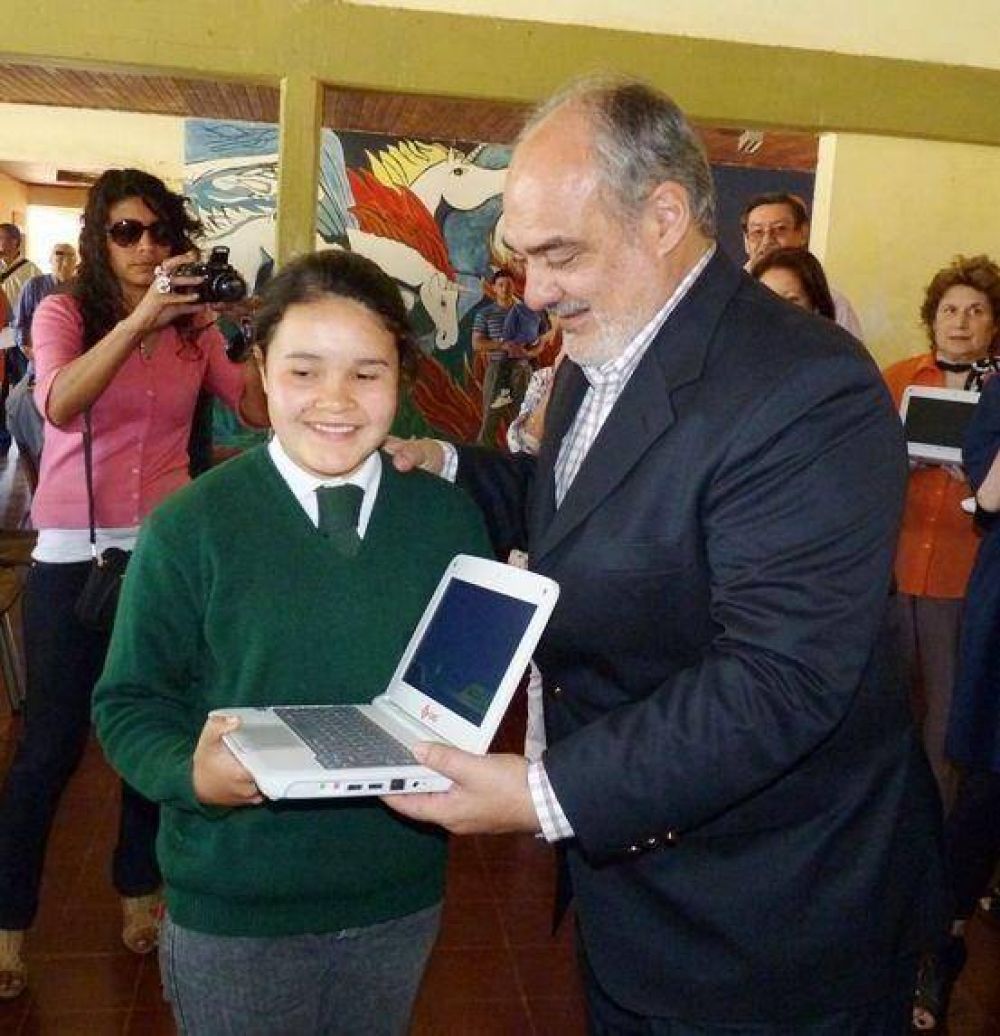 El Gobernador entreg� en Mercedes m�s de 100 netbooks