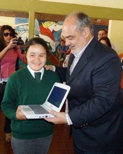 El Gobernador entreg� en Mercedes m�s de 100 netbooks