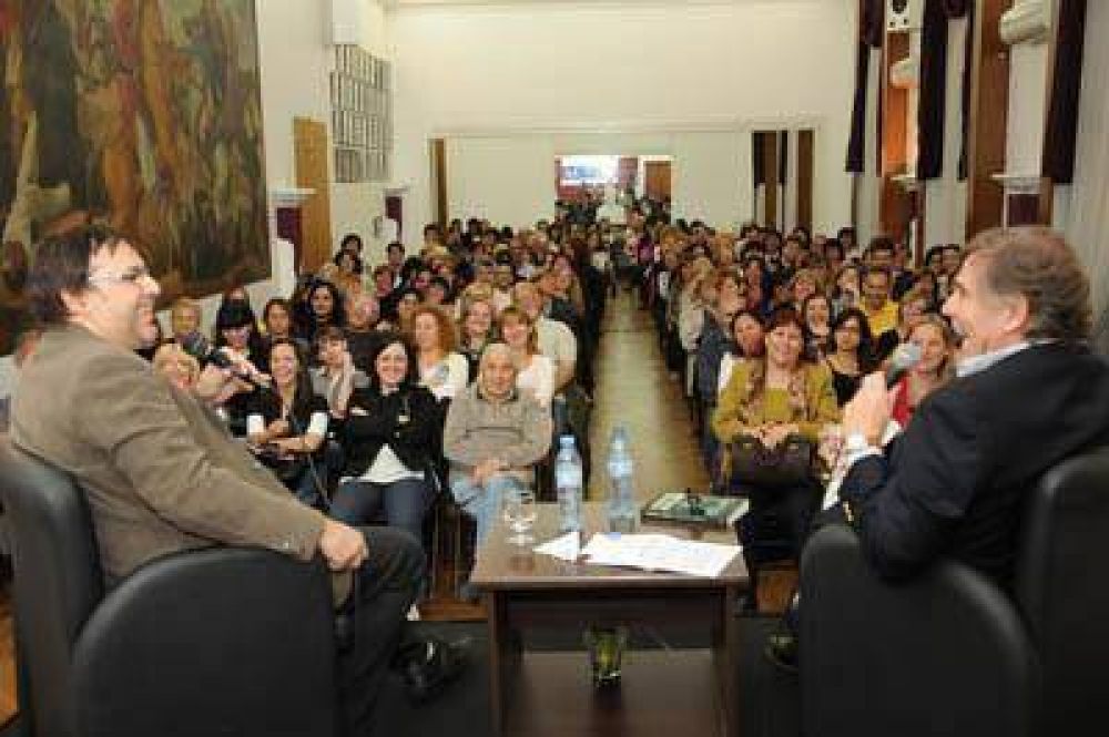 M�s de 150 vecinos y vecinas en la charla con Gabriel Rol�n