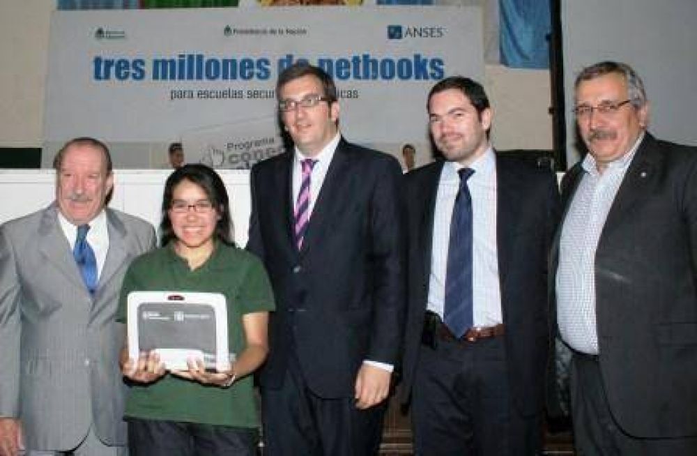 Entregaron 1.200 netbooks a alumnos del colegio Artigas de San Fernando