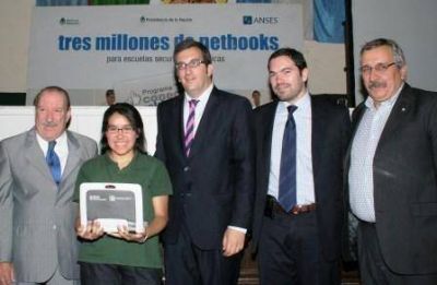 Entregaron 1.200 netbooks a alumnos del colegio Artigas de San Fernando