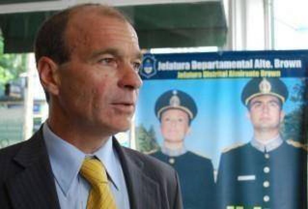 CONVOCAN A JOVENES A SUMARSE A LA POLICIA A TRABAJAR EN BROWN