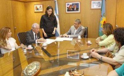El Intendente Ferraresi firm� un convenio para construir una plaza en Avellaneda Centro