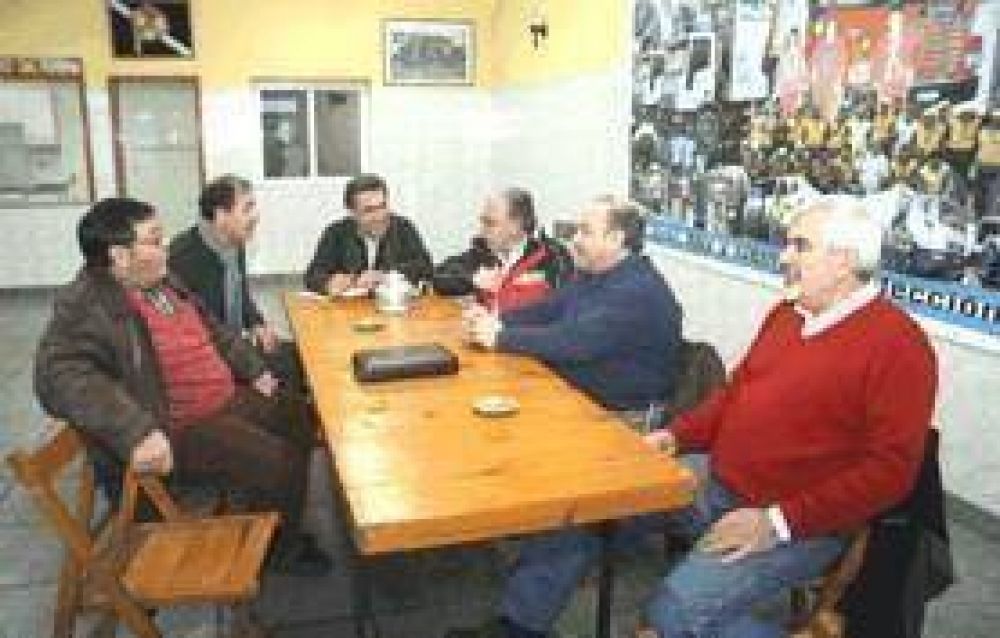 Dos corrientes cercanas al Gobierno se disputan la conducci�n de la CGT local