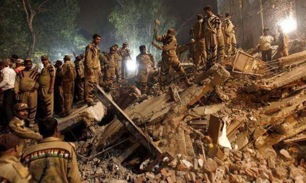Al menos 60 personas murieron por derrumbe en Nueva Delhi