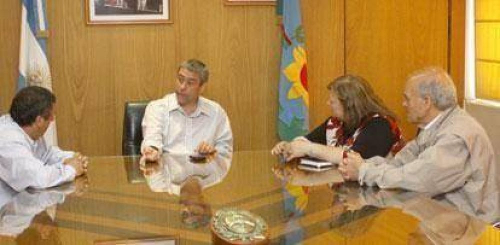 Ferraresi se reuni� con representantes de la Asociaci�n Civil Calabresa Virgen de la Gracia de Avellaneda
