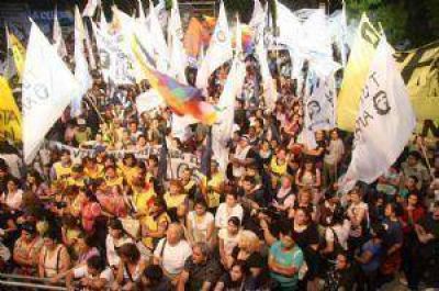 Multitudinaria vigilia previa al inicio de los juicios en Mendoza