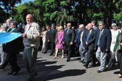 Con el izamiento del pabell�n inici� el d�a del Bicentenario de la ciudad