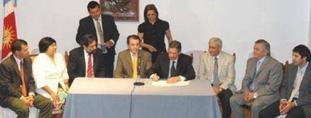 Naci�n y provincia acordaron trabajar juntos para mejorar la situaci�n de peones rurales 