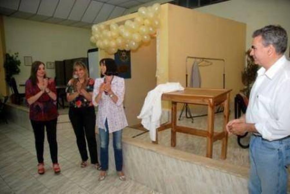 Tres pupitres nuevos para la Escuela de Educaci�n Especial N�502