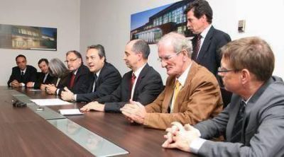 Firman un acuerdo de cooperaci�n con el puerto de Nantes