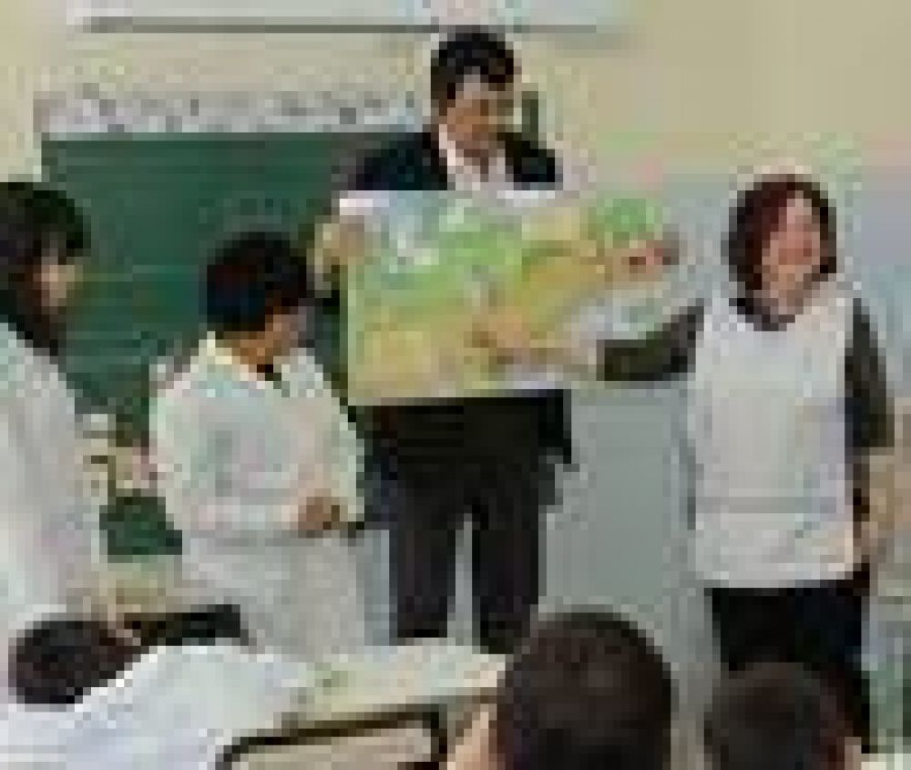 El Ministro de Educaci�n particip� de una clase de Ingl�s de primer grado