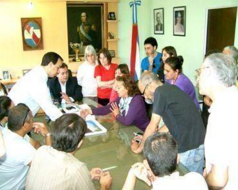 Bisogni se reuni� con los artesanos del Mercado