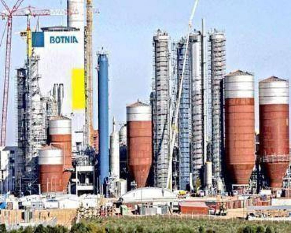 Monitoreo al agua, aire y dentro de la planta pastera