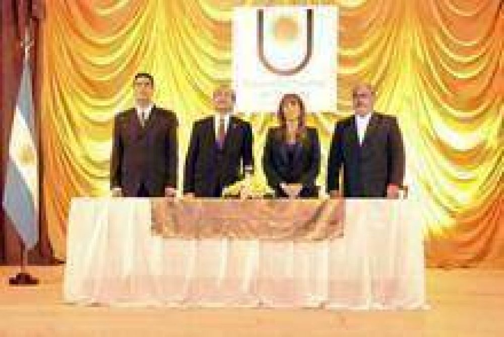 Del Valle asumi� como Rector de la Unne 