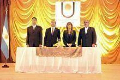 Del Valle asumi� como Rector de la Unne 