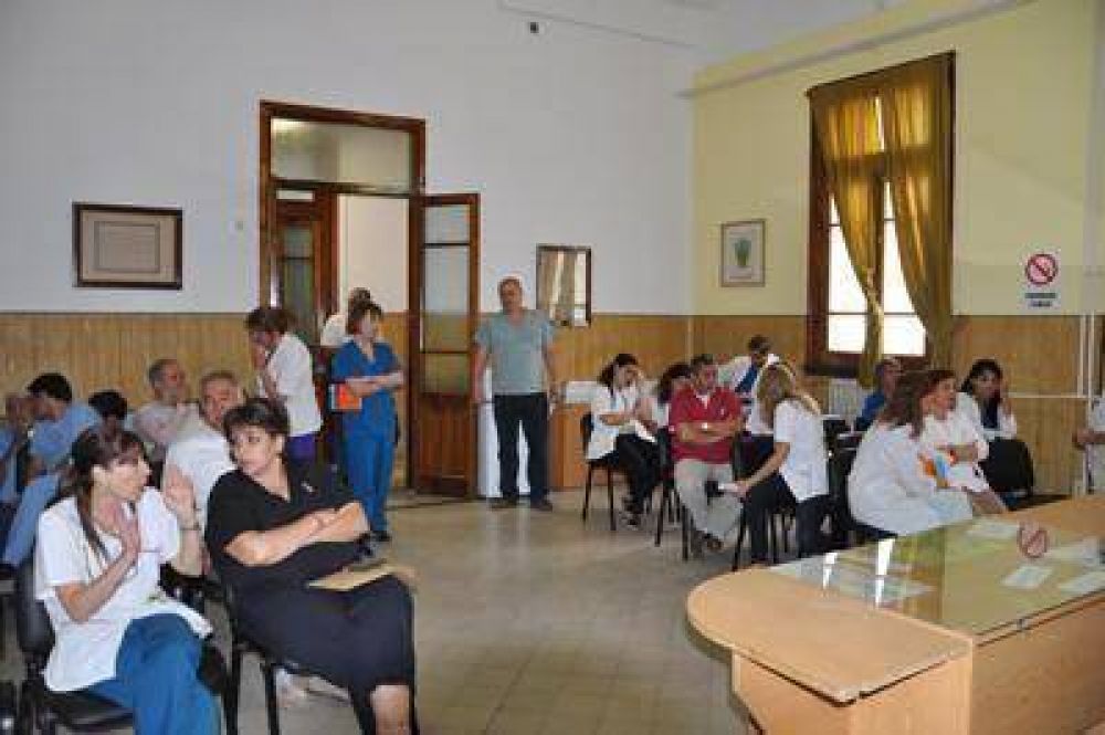 En el hospital Balsa prometi� reconsiderar el recorte de las guardias