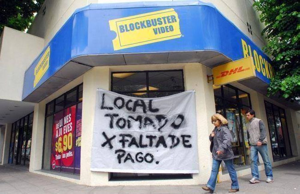 Empleados de una cadena de alquiler de pel�culas reclaman el pago de sueldos