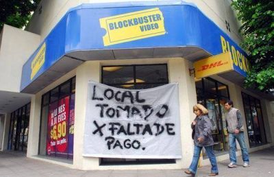 Empleados de una cadena de alquiler de pel�culas reclaman el pago de sueldos