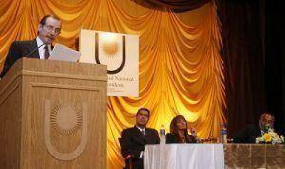 Gobernadores y gran marco en la asunci�n del rector de la UNNE