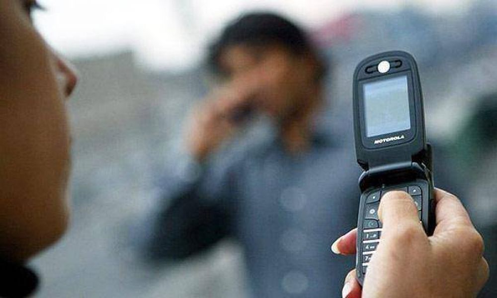 Penar�n con 15 d�as de c�rcel el uso de celular dentro del banco