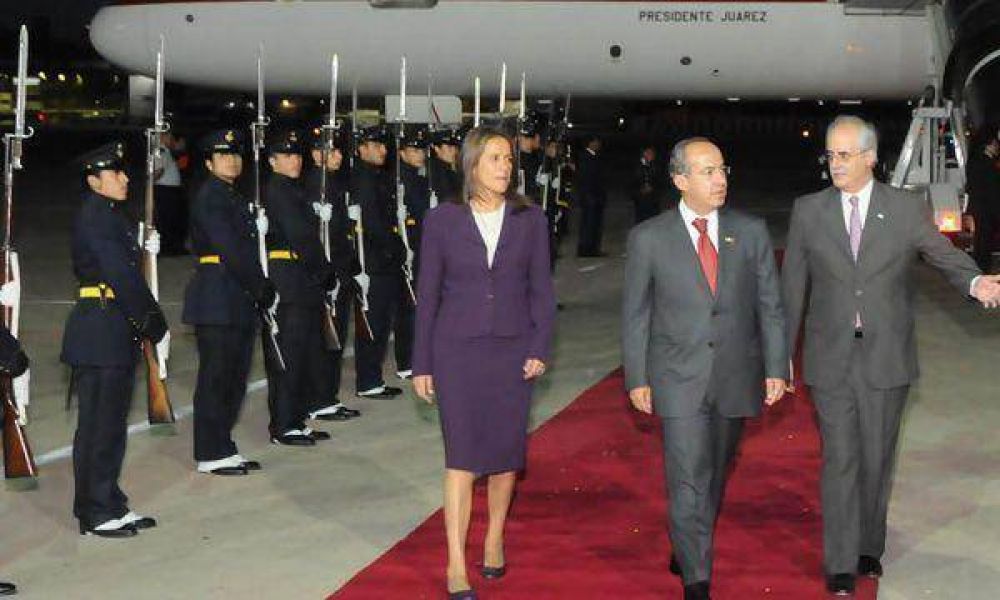 Cristina Kirchner y Calder�n firman acuerdos comerciales y pol�ticos en la Casa Rosada