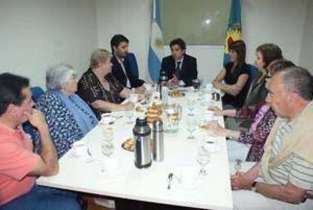 Walter Larrea convoc� a los centros de jubilados a conocer la Regional 3 Desayuno en las nuevas oficinas de Anses
