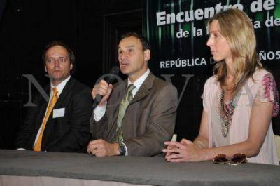 Con cuestionamientos a la polic�a de Macri, Bruera encabez� encuentro de concejales de la Provincia