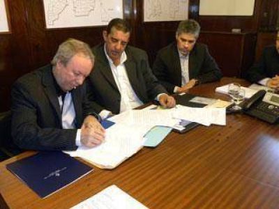 Firman acuerdo por aportes para la producci�n ovina 