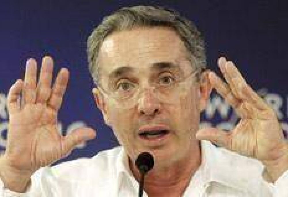 Espi�, huy� y se asil�