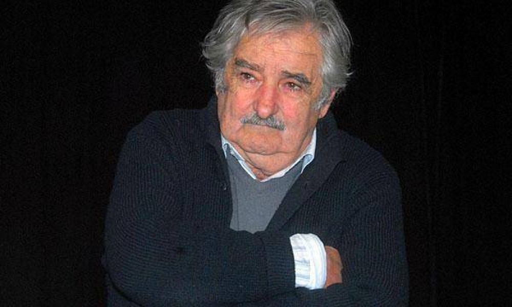 Mujica pelea para que los estatales trabajen, al menos, 6 horas